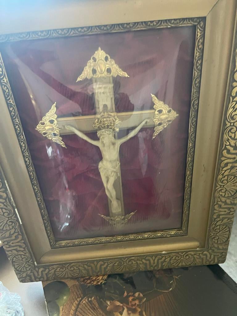 Antiek Kruisbeeld in Gouden Lijst - Religieuze Kunst, Ophalen of Verzenden, Gebruikt, Overige soorten, Overige typen