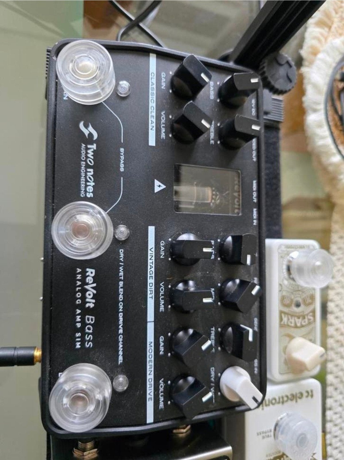 Two Notes Revolt Bass Analog Amp Sim, Muziek en Instrumenten, Effecten, Ophalen of Verzenden, Zo goed als nieuw, Distortion, Overdrive of Fuzz