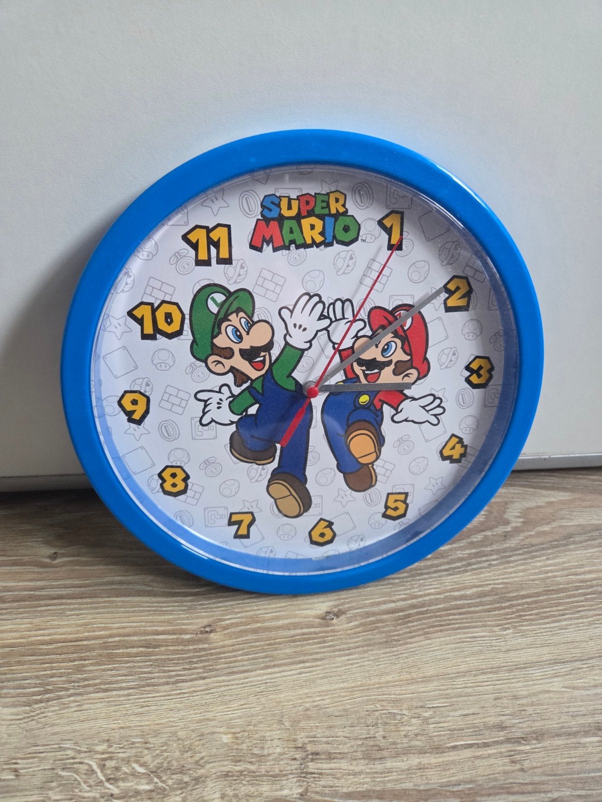Super Mario Wandklok - Leuk voor de kinderkamer!, Analoog, Werkt op batterijen, Ophalen of Verzenden, Blauw