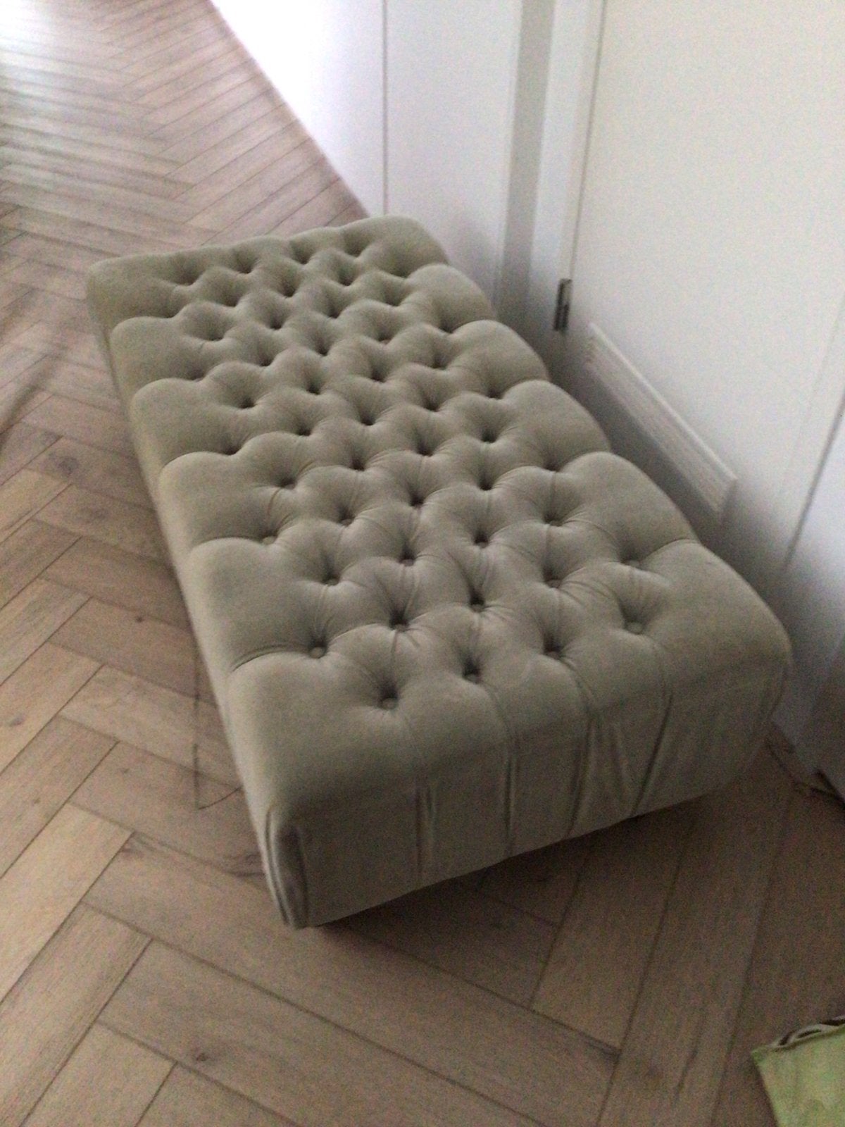Stijlvolle taupe-grijs Gecapitonneerde Hocker/Voetenbank, Ophalen, Gebruikt, 125 cm of meer, 75 tot 100 cm