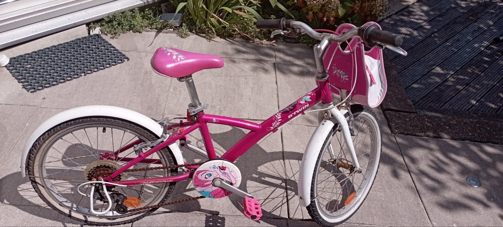 Roze meisjesfiets 20 inch met mandje, Ophalen, 20 inch of meer, Gebruikt, Velgrem