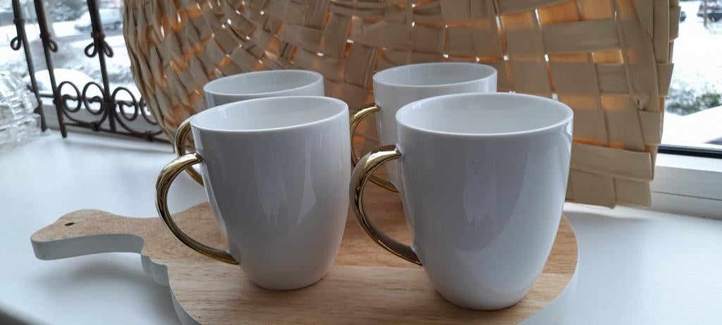 Vtwonen 4 witte mokken met v goudkleurig oor. ZGAN, Ophalen of Verzenden, Zo goed als nieuw, Overige stijlen, Kop(pen) en/of Schotel(s)