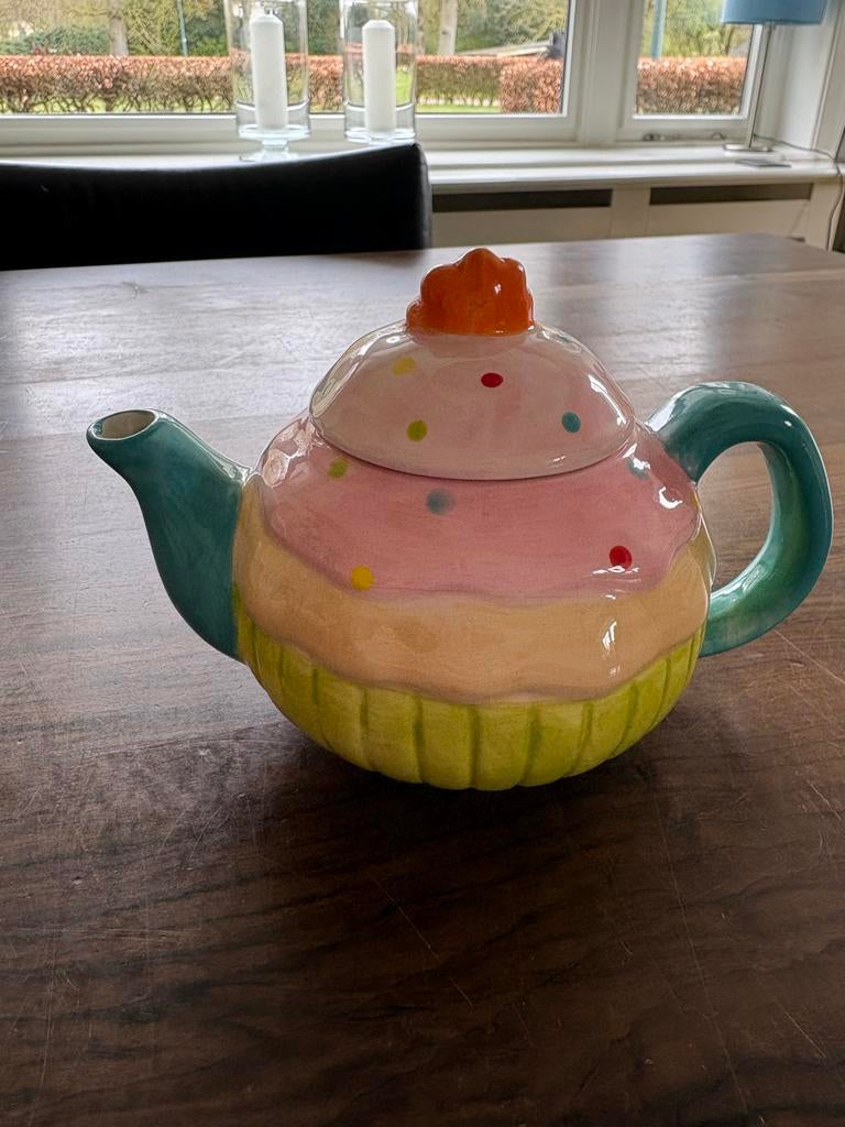 Vrolijke Siaki Theepot in Taartje Vorm - Uniek Design!, Theepot/fluitketel, Nieuw, Ophalen of Verzenden, Steen/keramiek