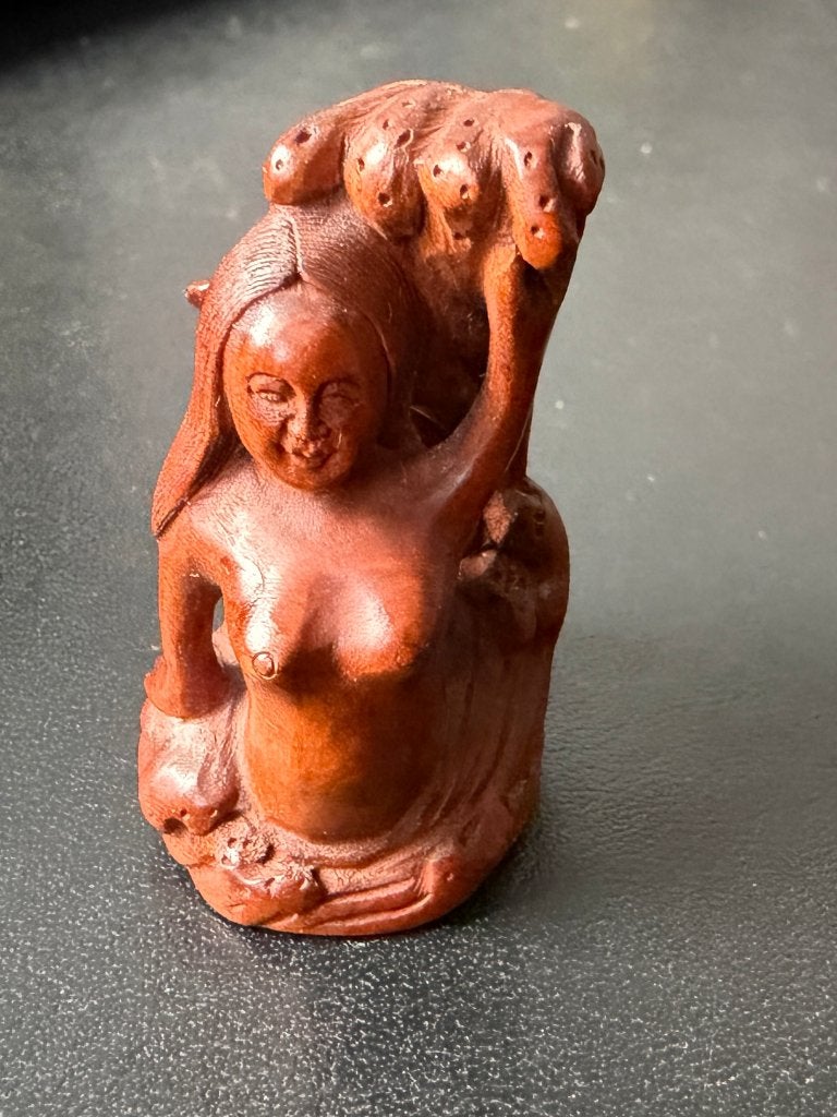 Erotische Houten Netsuke van een Zeemeermin Japan, Antiek en Kunst, Kunst | Niet-Westerse kunst, Hout, Bruin, Ophalen of Verzenden