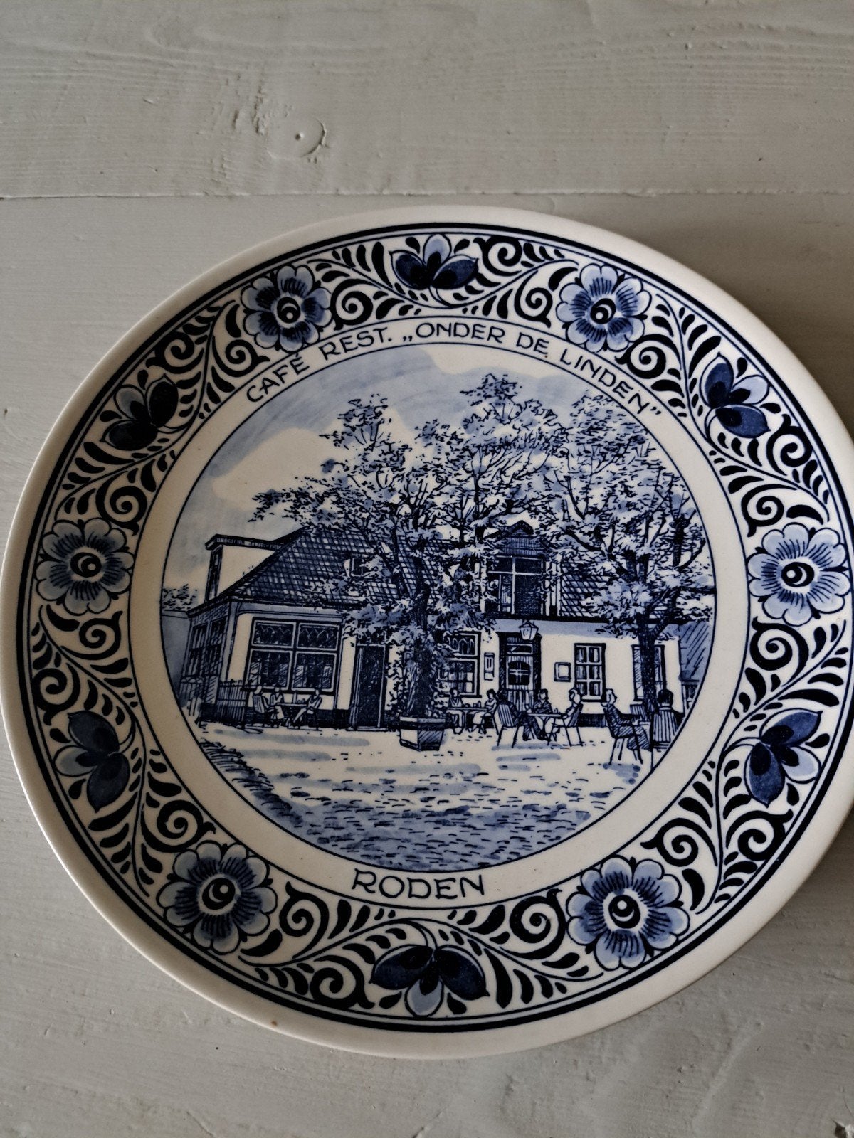 Delfts Blauw Wandbord "Onder de Linden" Roden, Antiek en Kunst, Ophalen of Verzenden