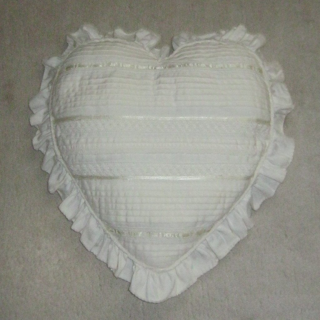 Vintage hartvormig gesmokt kussentje met kant en lintjes, Antiek en Kunst, Ophalen of Verzenden
