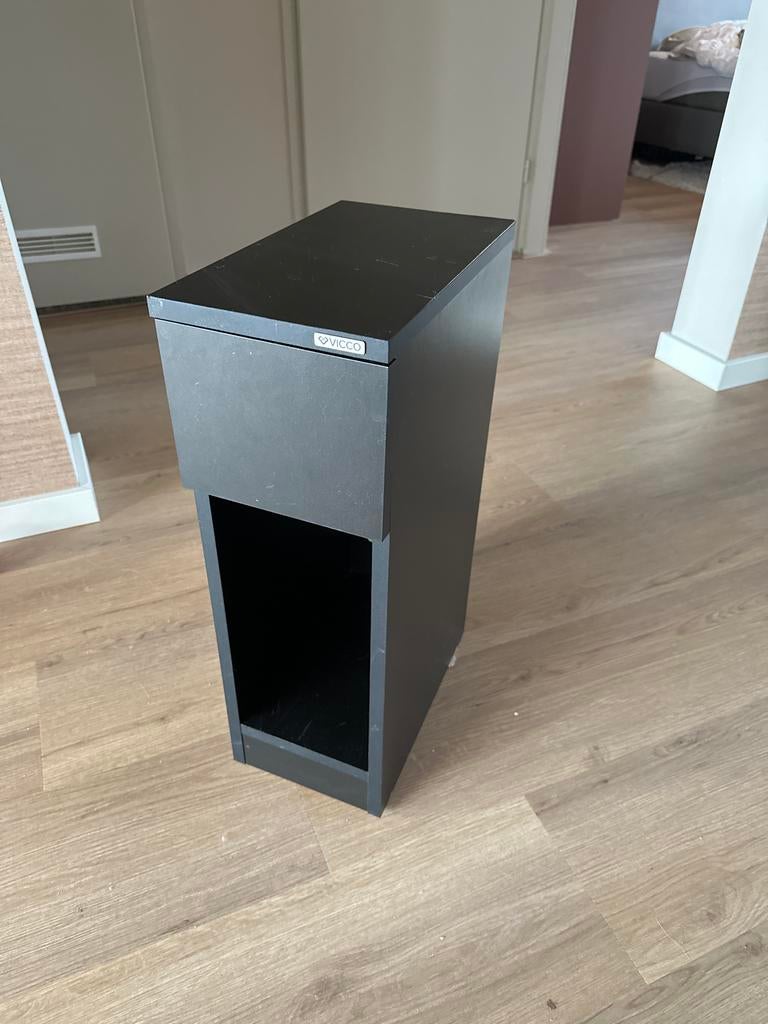 Smal zwart nachtkastje met lade - Vicco, Huis en Inrichting, Slaapkamer | Nachtkastjes, Ophalen, Minder dan 45 cm, 55 tot 70 cm