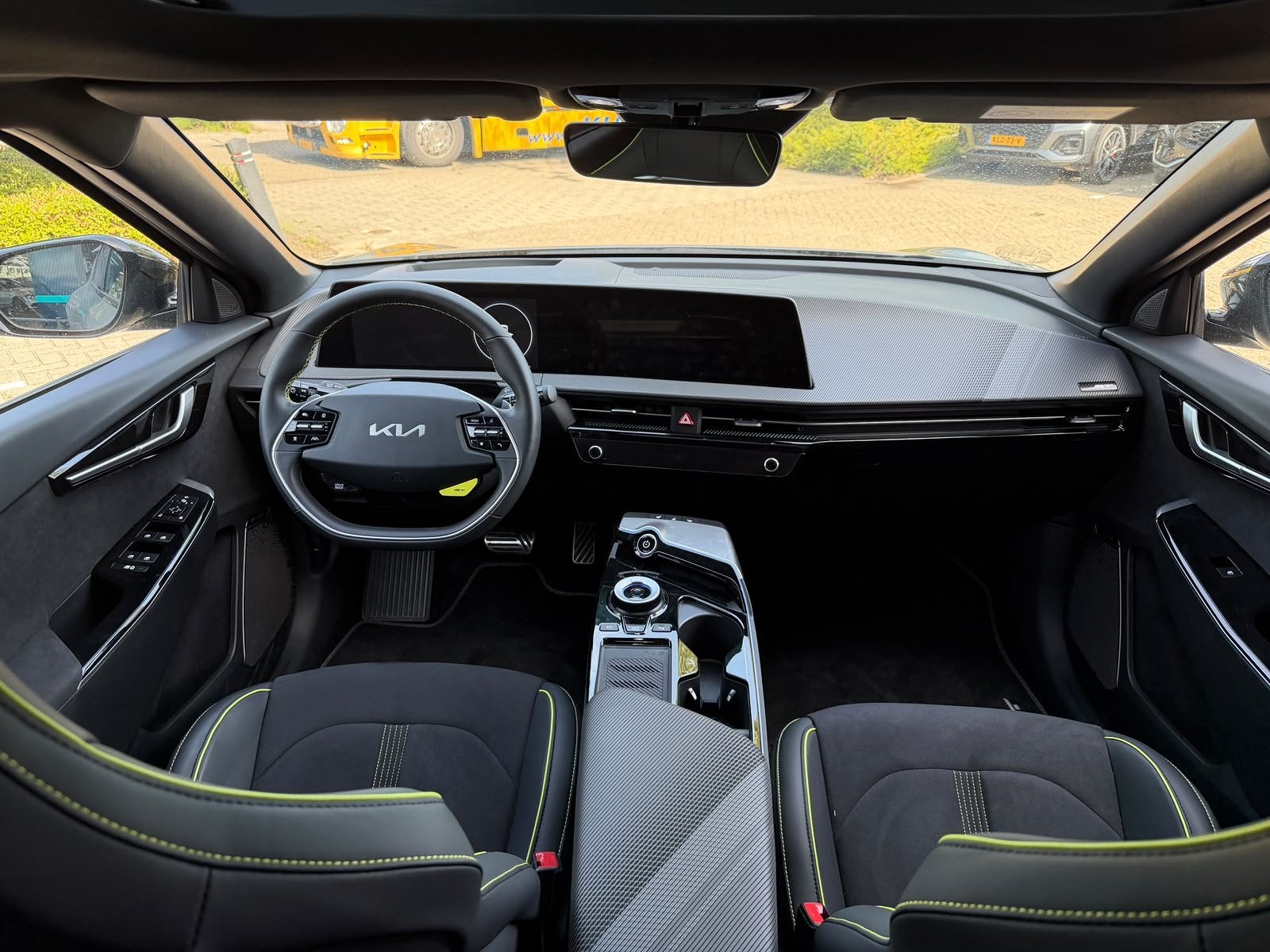 Kia Ev6 GT Performance 585 PK AWD 77.4 kWh Panoramadak Moons, Auto's, Automaat, 12 maanden, Zwart, Parkeerassistent