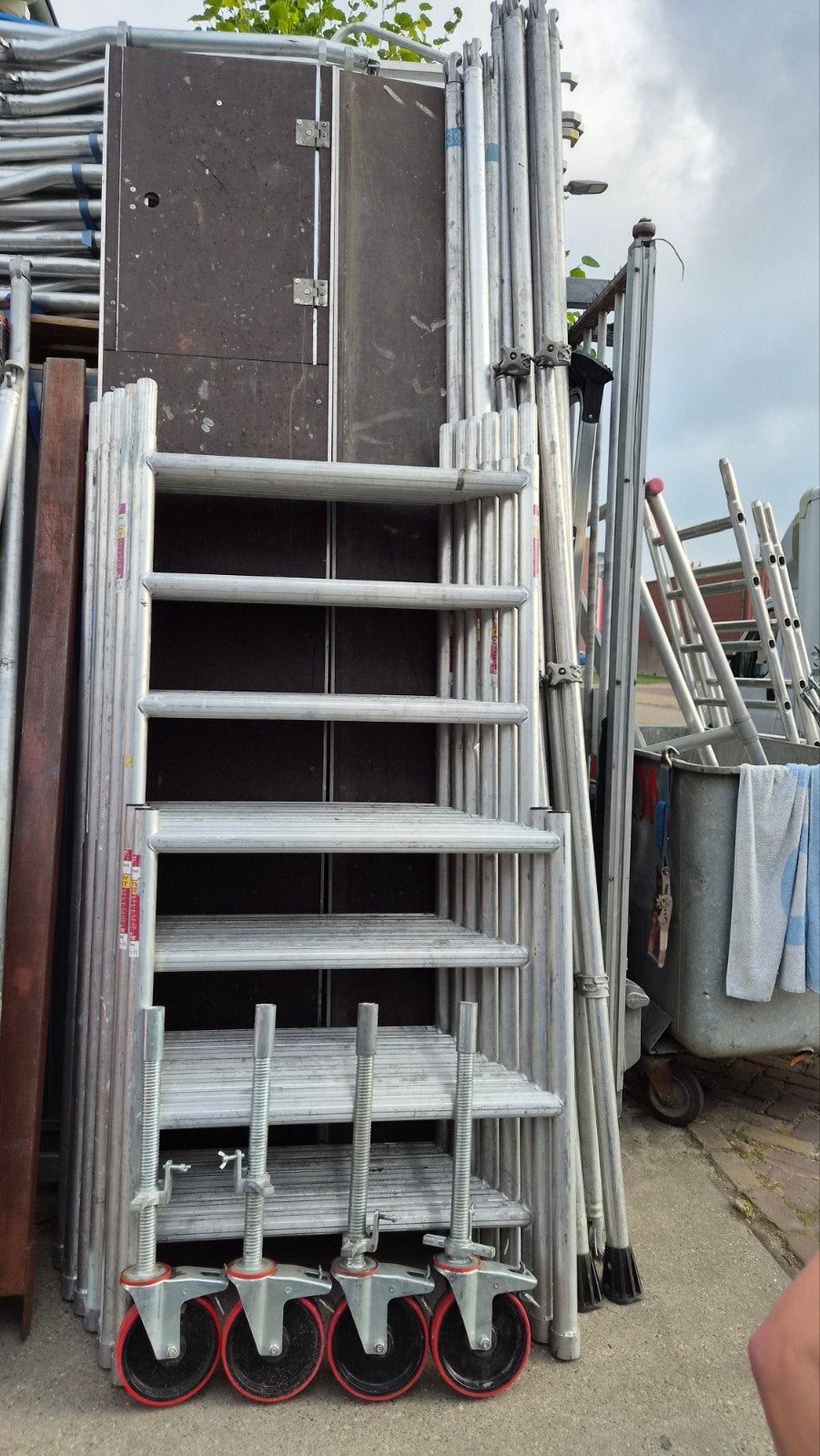 Te koop 90 cm brede euroscaffold rolsteiger werkhoogte 8.20, Ophalen of Verzenden, Euroscaffold, Rolsteiger of Kamersteiger, 5 meter of hoger