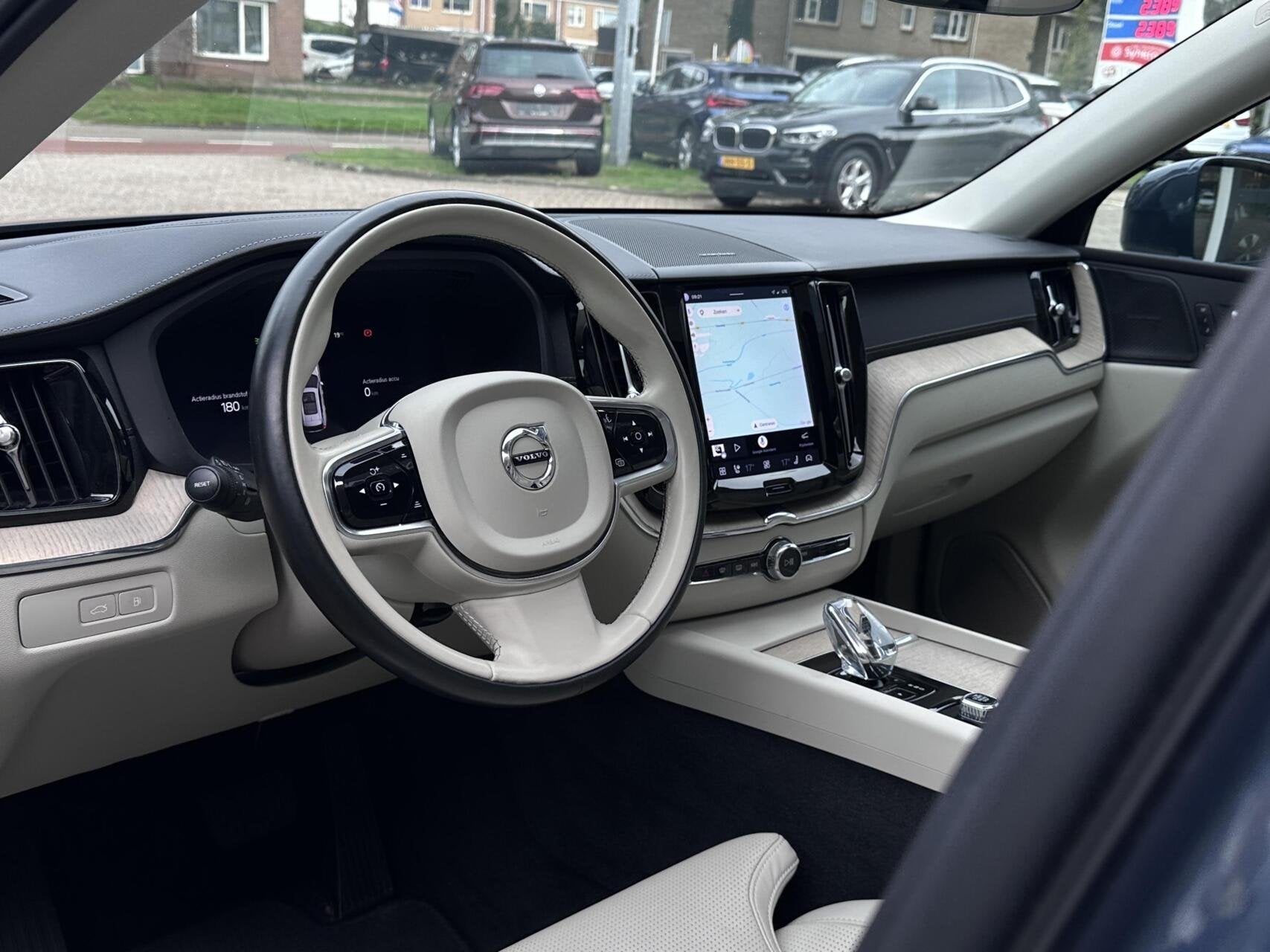 Volvo XC60 2.0 T8 Plug-in hybrid AWD Pano, Head-Up, H/K, Tre, Auto's, Automaat, Gebruikt, 2063 kg, 4 cilinders