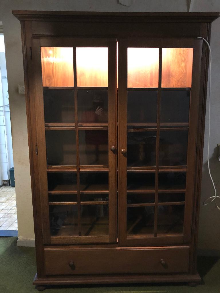 Donker eiken vitrinekast / servieskast met verlichting, Huis en Inrichting, Kasten | Vitrinekasten, Ophalen, Glas, Gebruikt, 150 tot 200 cm
