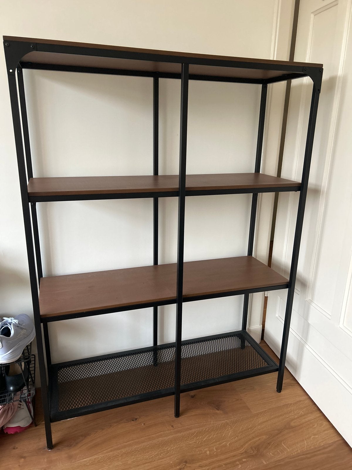 IKEA kast met planken - Zwart/Houtkleur, Ophalen, Met plank(en), Gebruikt, 100 tot 150 cm