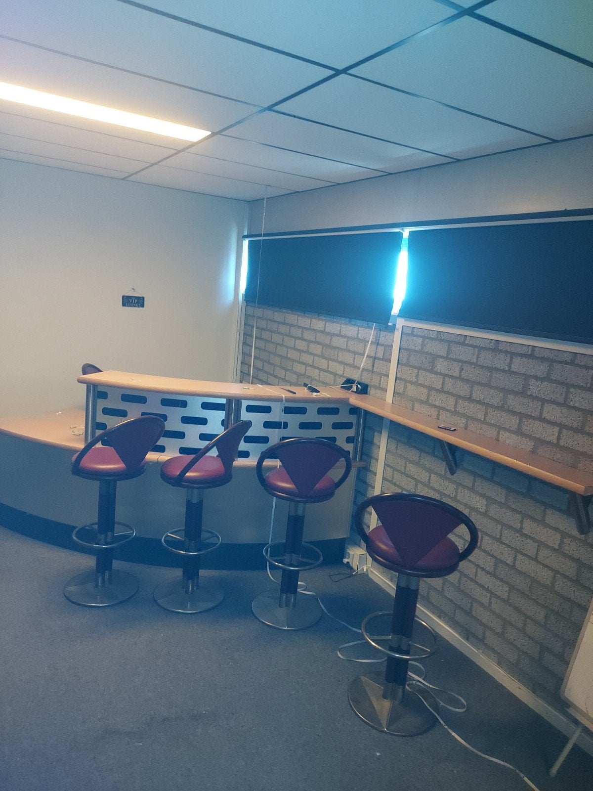 Bar met 5 bar krukken, Ophalen