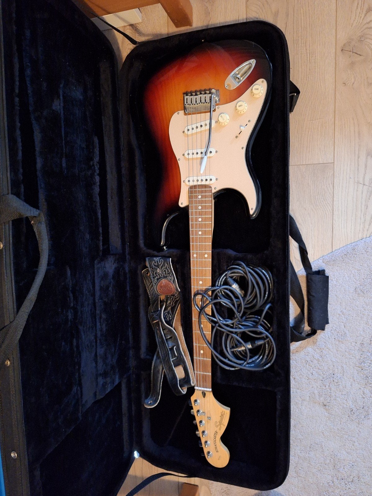 linkshandig Squier Stratocaster elektrische gitaar met kabel, Muziek en Instrumenten, Ophalen, Solid body, Fender