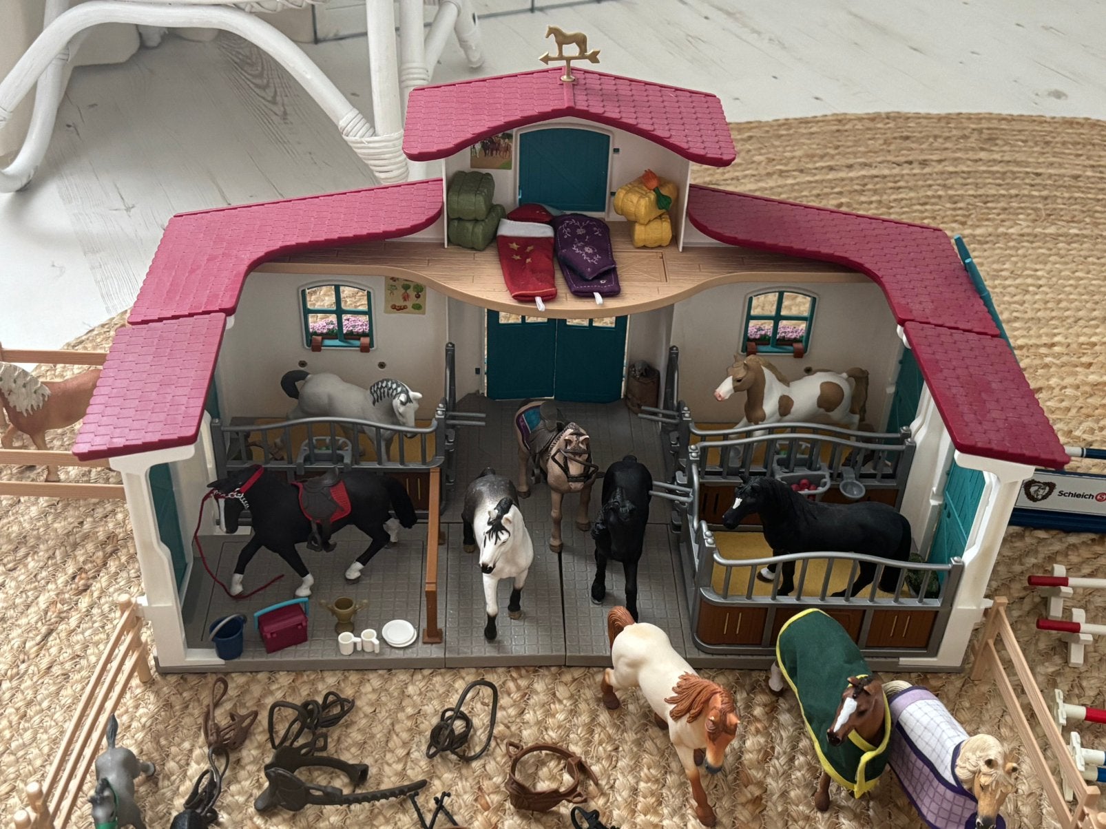 Schleich manege en hindernissen parcours met extra paarden, Ophalen of Verzenden, Zo goed als nieuw