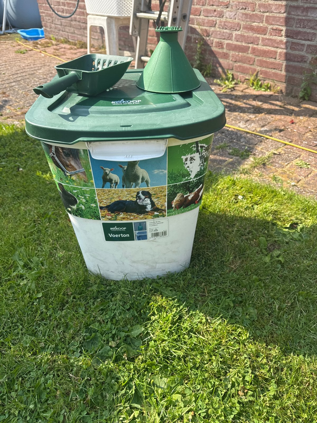Voerton met schep 38 liter, Ophalen, Gebruikt