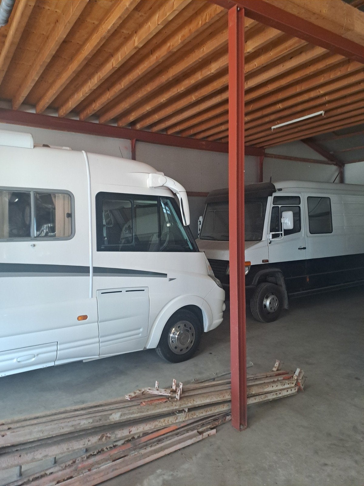Caravan stalling in geïsoleerde loods