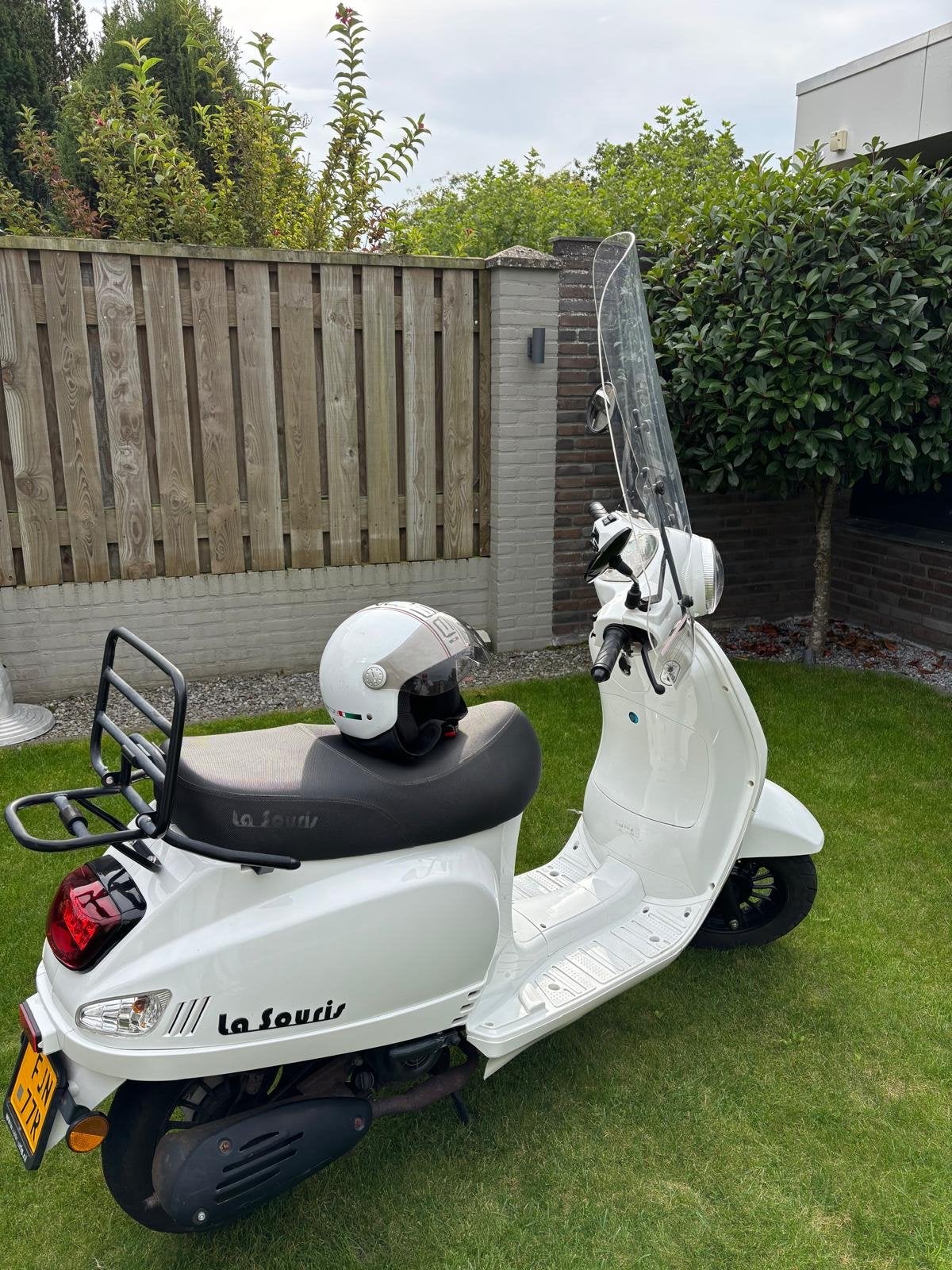 La Souris Sourini Scooter uit 2021 - Wit,  geel Kenteken, Fietsen en Brommers, Ophalen, Gebruikt, Maximaal 45 km/u, Benzine