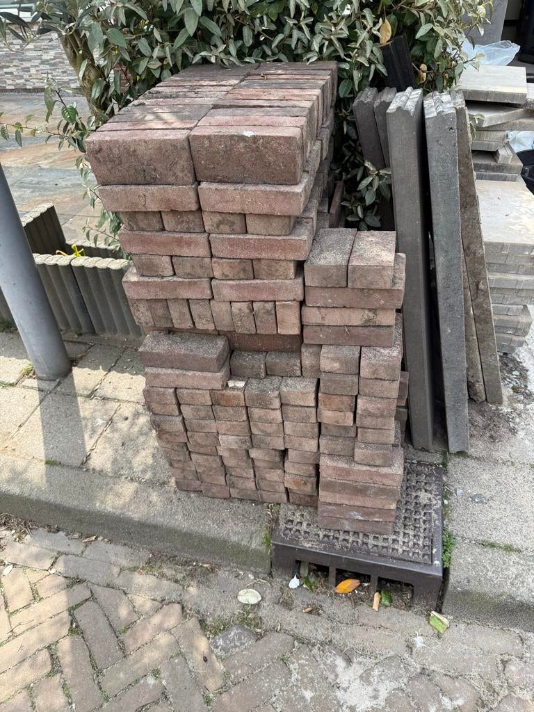 Gratis af te halen: 2 stapels stenen in Heemskerk, Ophalen, Gebruikt, Klinkers, Beton