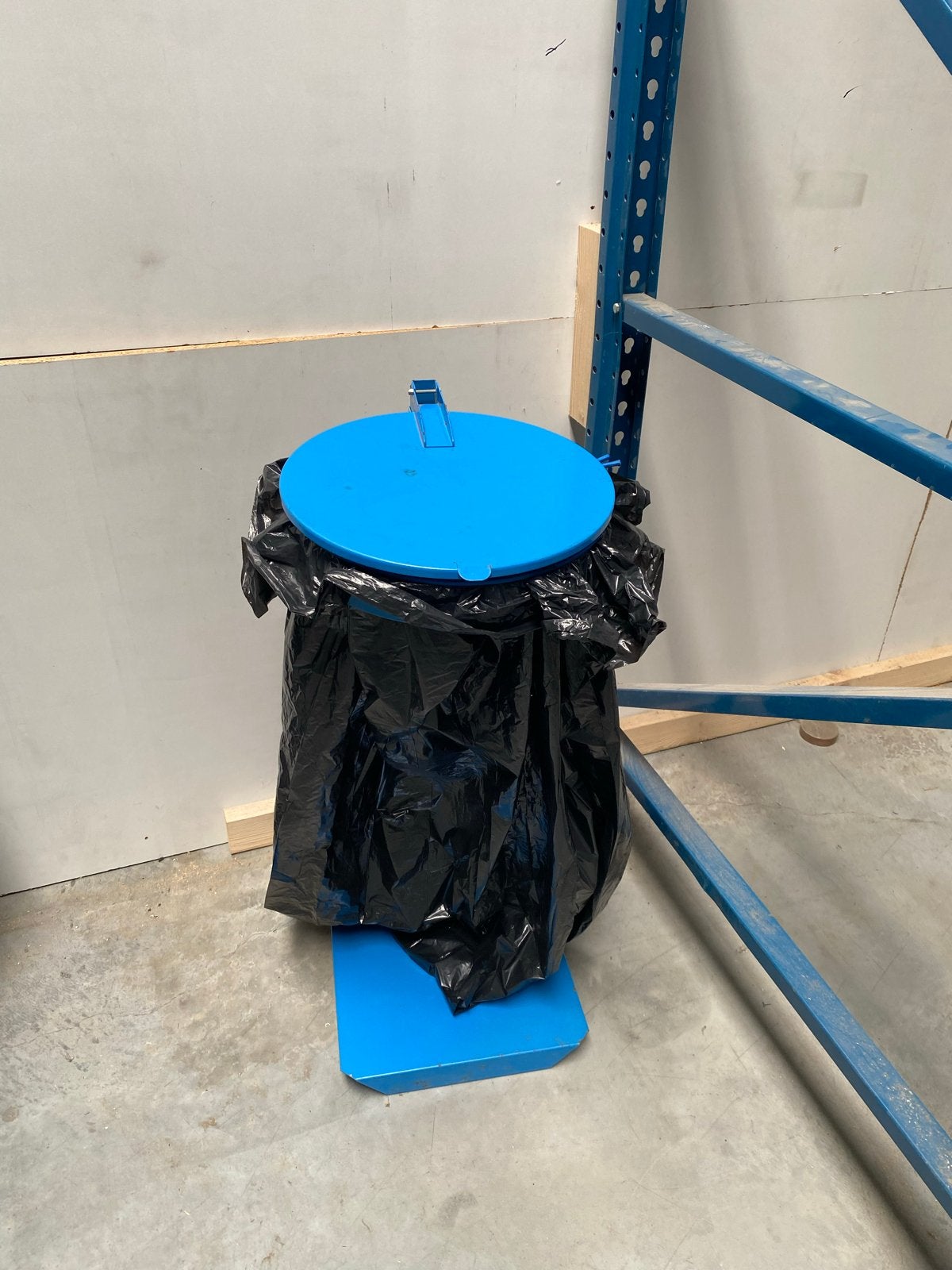 Blauwe afvalbak met deksel en standaard, Ophalen, Gebruikt, 30 tot 40 liter, 75 – 100