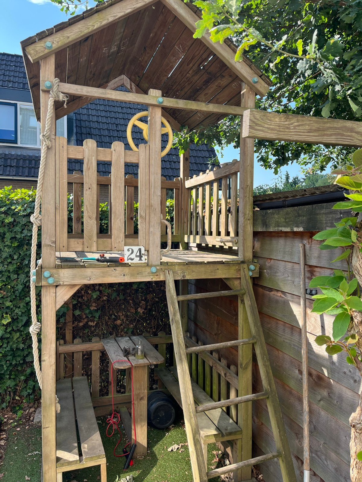 Houten speelhuisje met glijbaan en klimtouw, Ophalen, Gebruikt, Glijbaan
