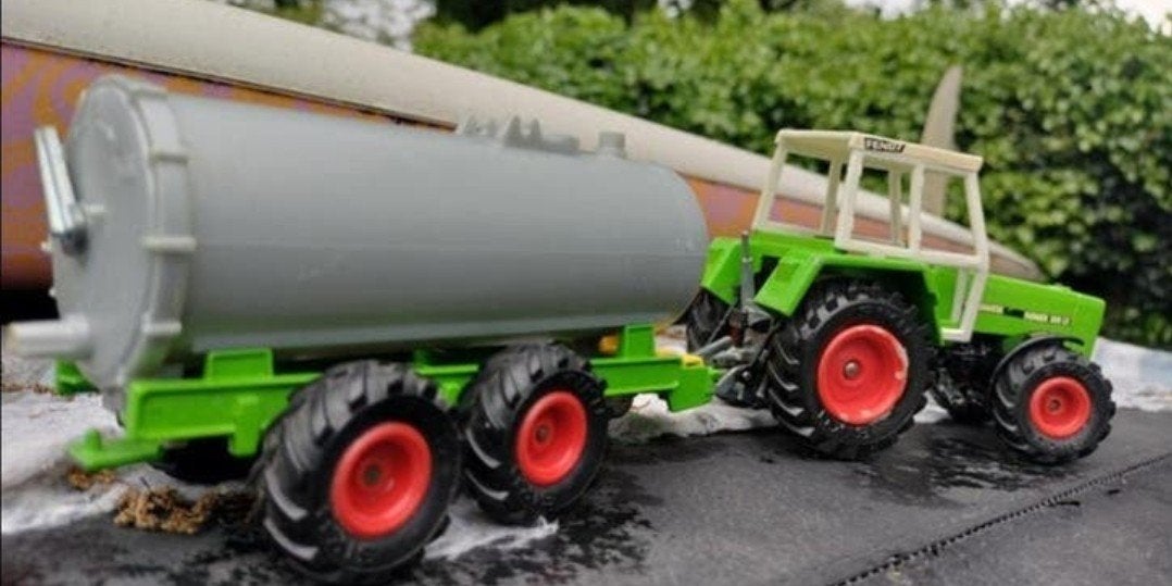 Flinke SIKU FENDT TRACTOR MET TANK AANHANGER, Ophalen of Verzenden, Gebruikt, Tractor of Landbouw, SIKU