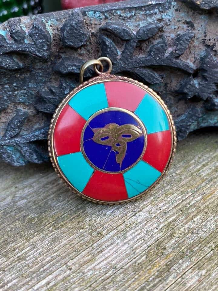 Prachtige Tibetaanse hanger versierd met the eye of Boeddha,, Blauw, Nieuw, Ophalen of Verzenden, Zilver