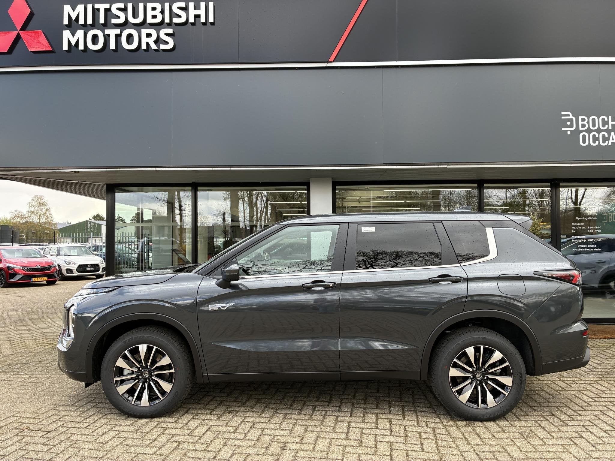 Mitsubishi Outlander 2.4 PHEV Intense Nieuw uit voorraad lev, Auto's, Automaat, Outlander, 4 cilinders, Met garantie (alle)