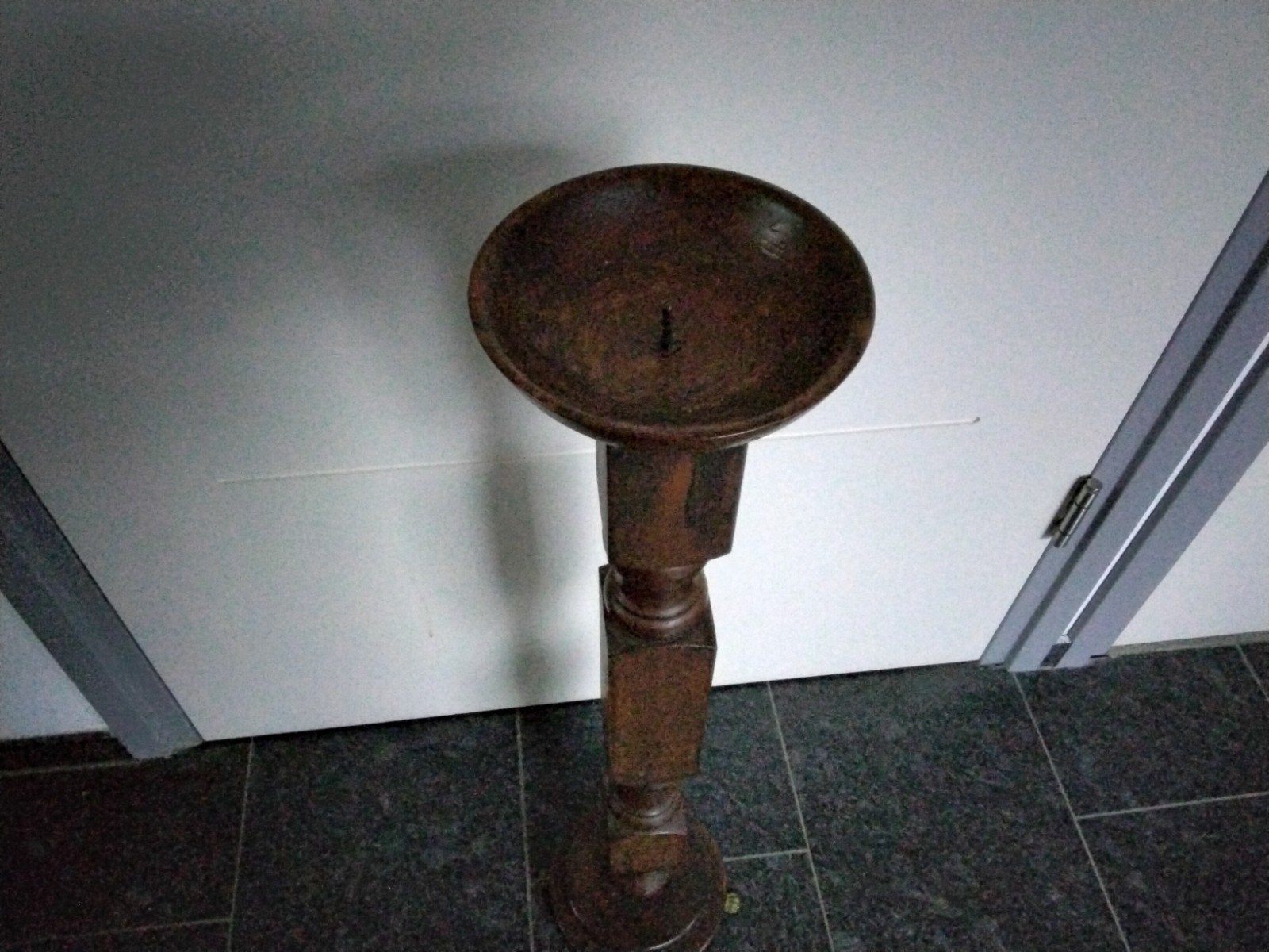 Antieke houten kandelaar, Ophalen