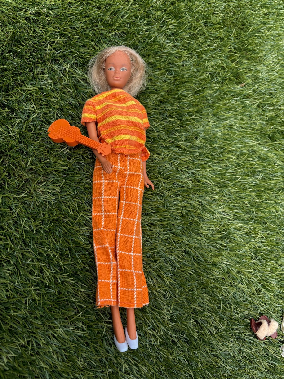 Vintage Barbie pop met gitaar en oranje outfit, Ophalen of Verzenden, Gebruikt, Barbie