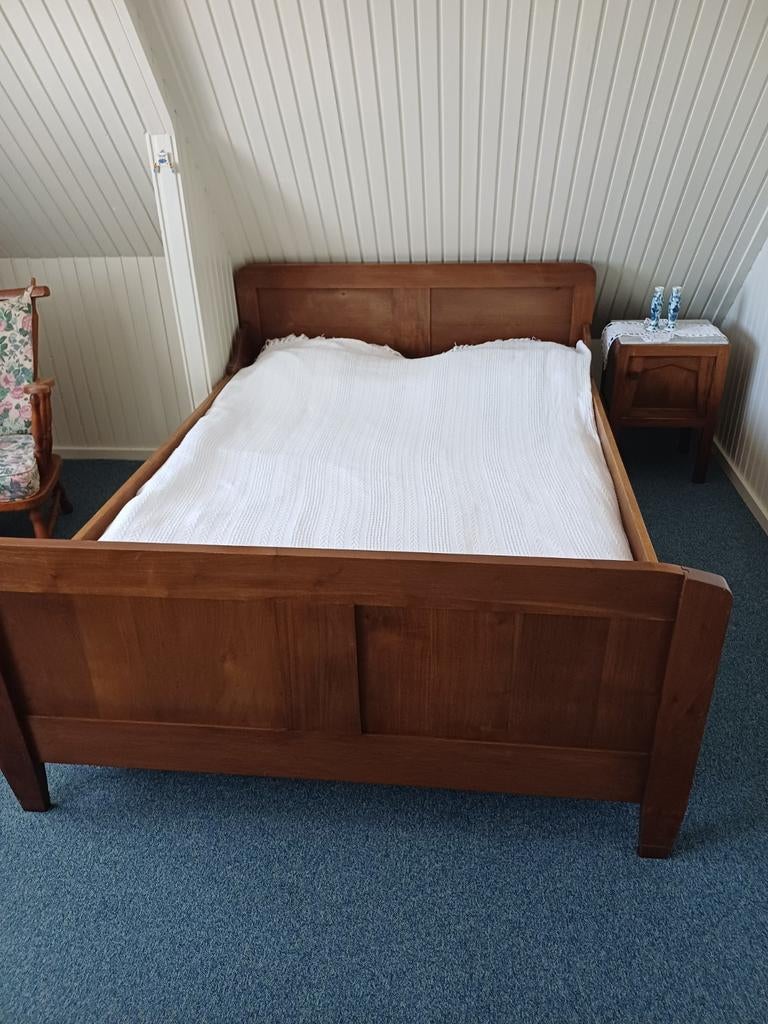 Antiek houten bed met nachtkastje, Antiek en Kunst, Antiek | Meubels | Bedden, Ophalen of Verzenden