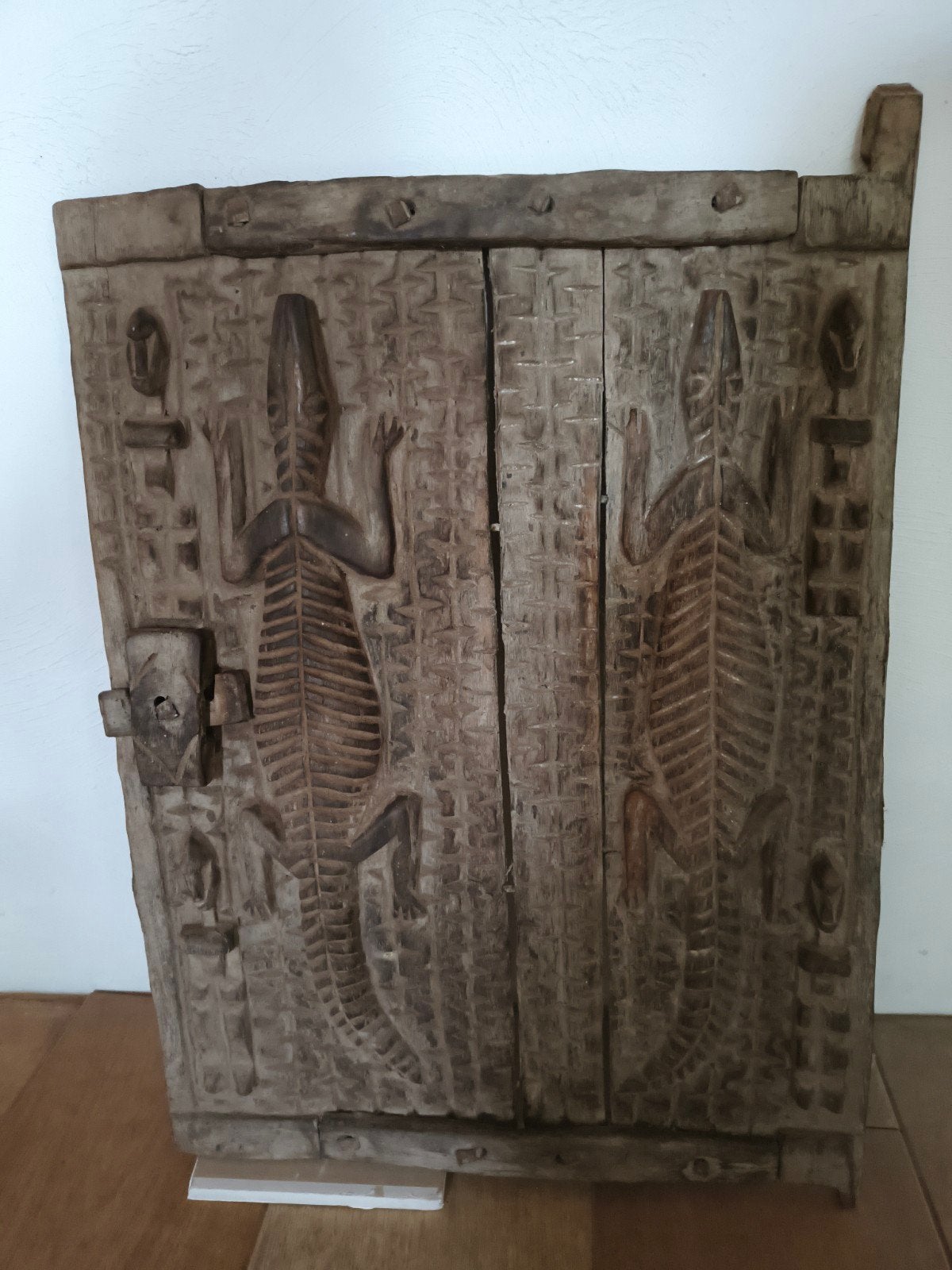 Unieke Afrikaanse dogon deur met krokodil houtsnijwerk 38x68, Hout, Bruin, Afrika, Overige typen