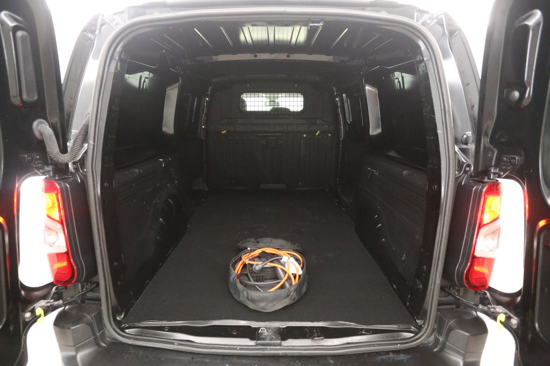 Opel Combo-e L2H1 50 kWh | Snelladen | SOH 93% | 3 Zits | Ai, Auto's, Bestelauto's, 750 kg, 273 km, Zwart, Opel