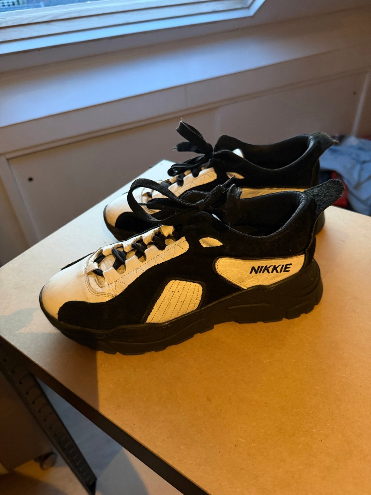 Nikkie sneakers zwart wit - bijna nieuw!, Ophalen, Zo goed als nieuw, Zwart, Sneakers of Gympen