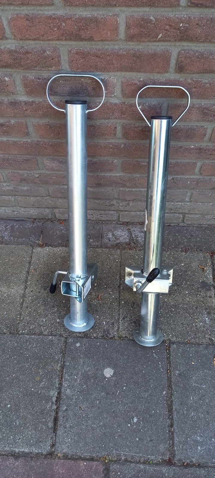 Steunpoten voor aanhangwagen, Ophalen