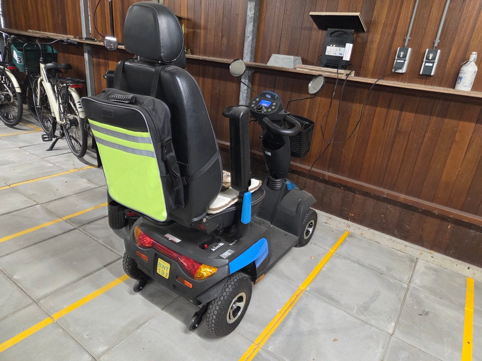 scootmobiel 4 wieler, Ophalen, 36 t/m 45 km, 11 t/m 15 km/u, Invacare