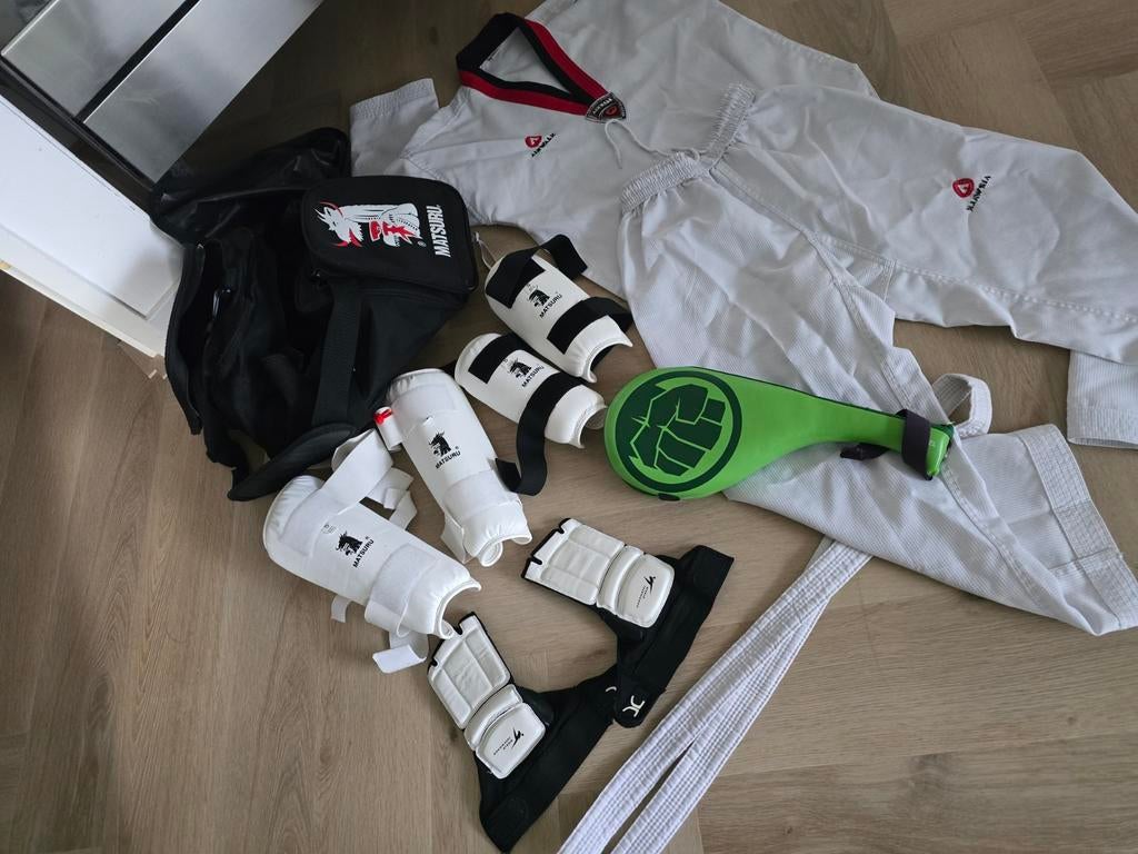Taekwondo pak maat 140 met bescherming en tas, Ophalen, Gebruikt, Taekwondo, Vechtsportpak