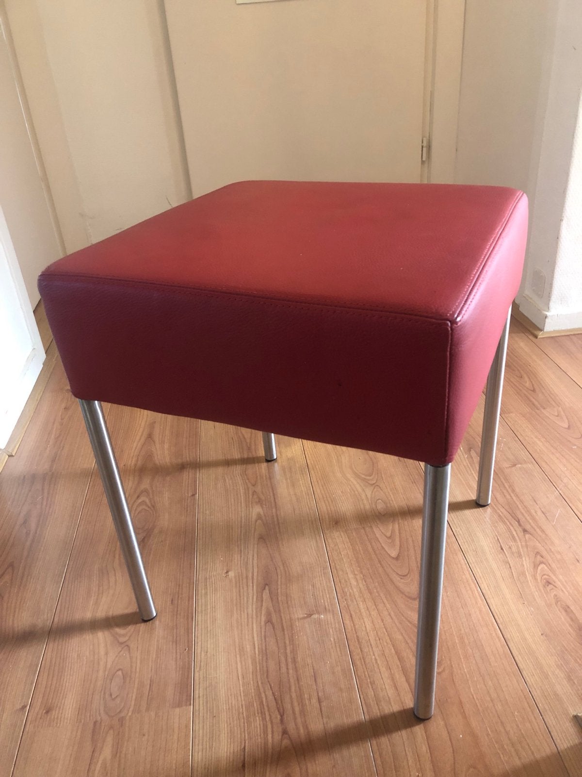 Rode leren kruk/bijzettafel met metalen poten, Ophalen of Verzenden, Zo goed als nieuw, Overige materialen