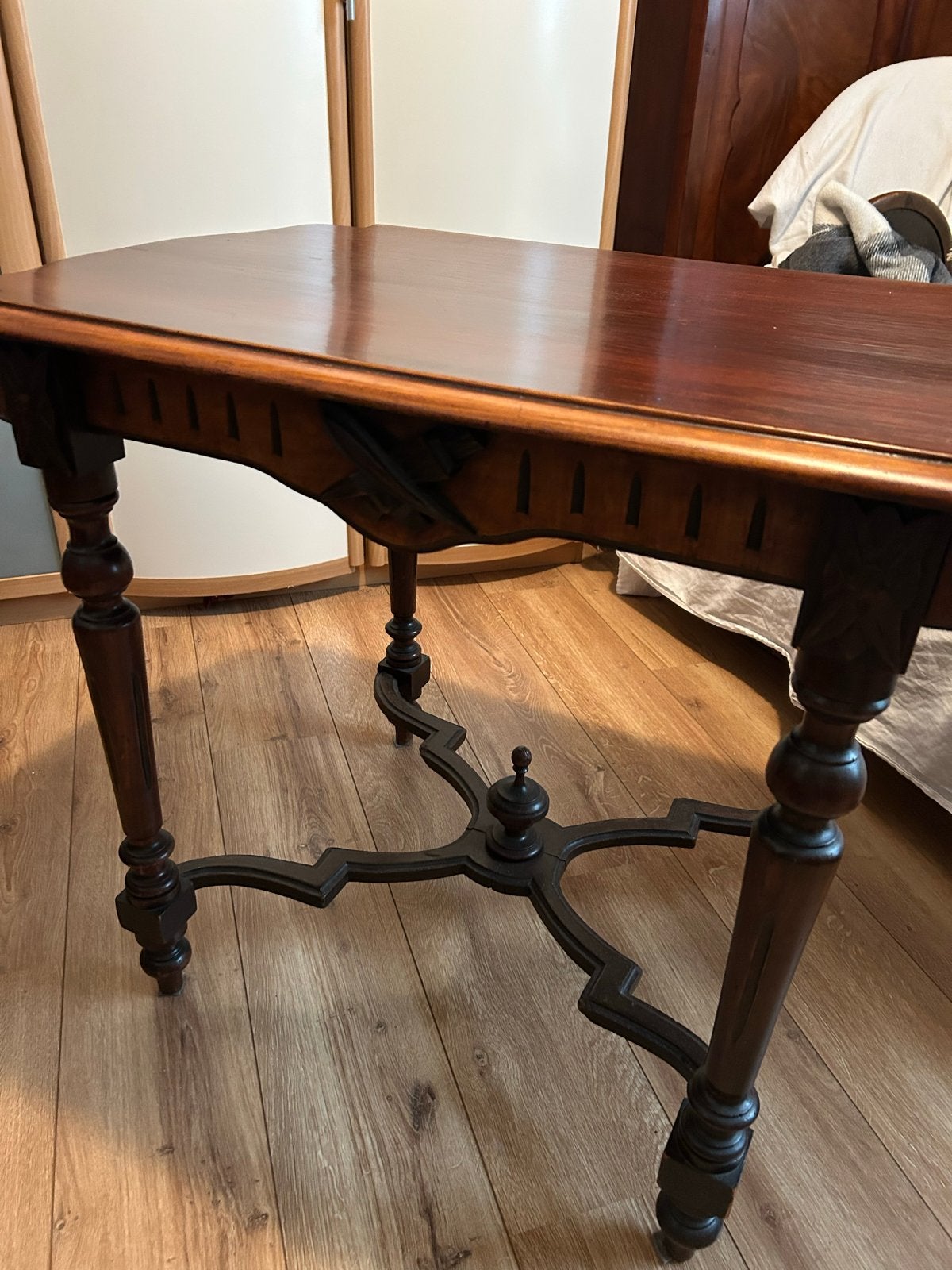 Antieke bijzettafel met sierlijk houtsnijwerk, Antiek en Kunst, Ophalen