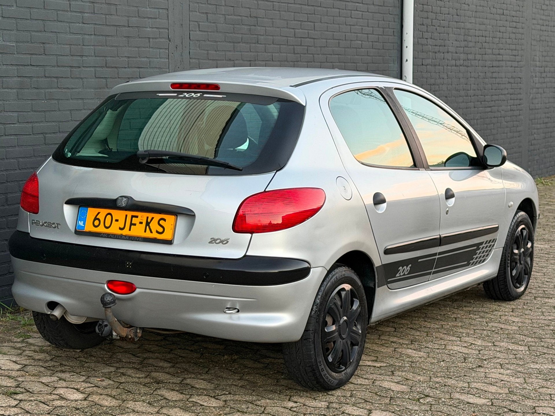 Peugeot 206 1.4 XR 5deurs APK CARPLAY TREKHAAK, Auto's, Voorwielaandrijving, Stof, 31 €/maand, 4 cilinders