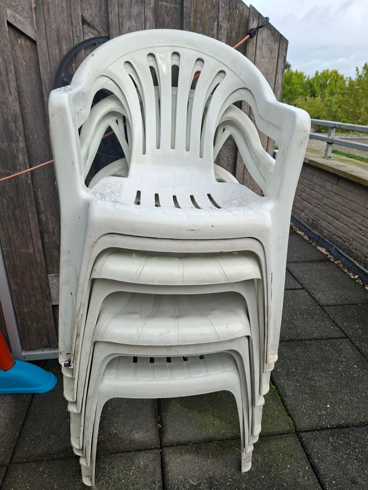 Set van 8 witte kunststof tuinstoelen, stapelbaar, Ophalen, Gebruikt, Kunststof, Stapelbaar