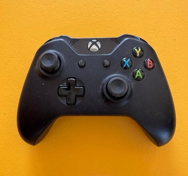 Xbox One Controller - Perfect voor PC Gaming (incl. kabel), Spelcomputers en Games, Spelcomputers | Xbox | Accessoires, Zo goed als nieuw