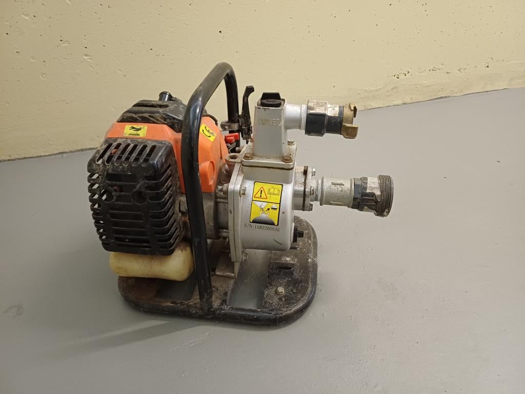 Kibani Benzine Waterpomp - zuigt geen water, Tuin en Terras, Waterpompen, Ophalen of Verzenden, Gebruikt, Handmatig, Besproeiingspomp