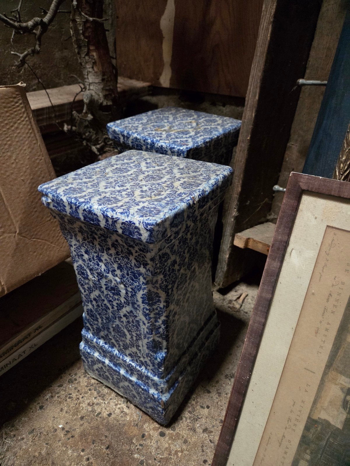 twee zware stenen zuilen, Ophalen