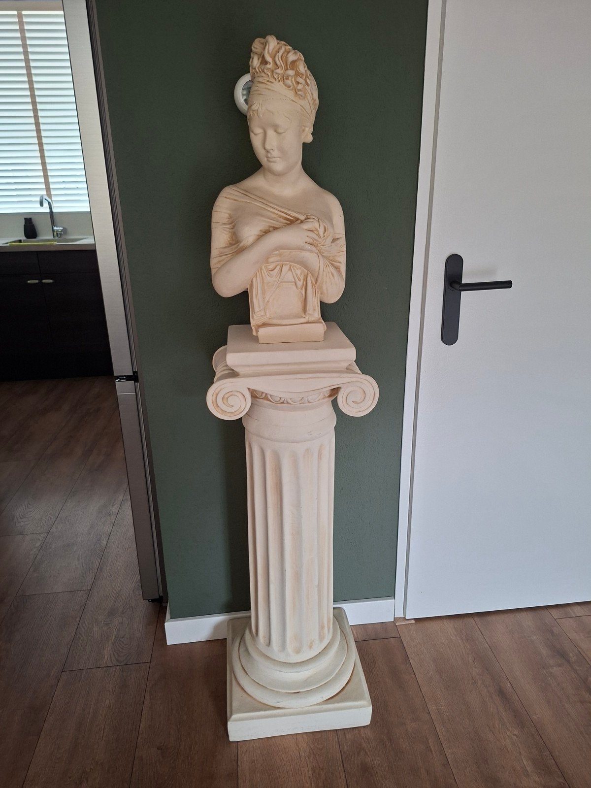 Klassieke buste op zuil - Vrouwelijk figuur, Huis en Inrichting, Ophalen, Zo goed als nieuw
