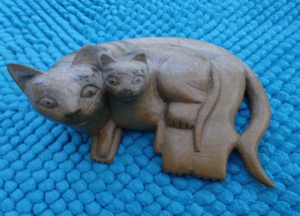 Houtsnijwerk poes met kitten, Minder dan 20 cm, Verzenden, Beeld, Hout