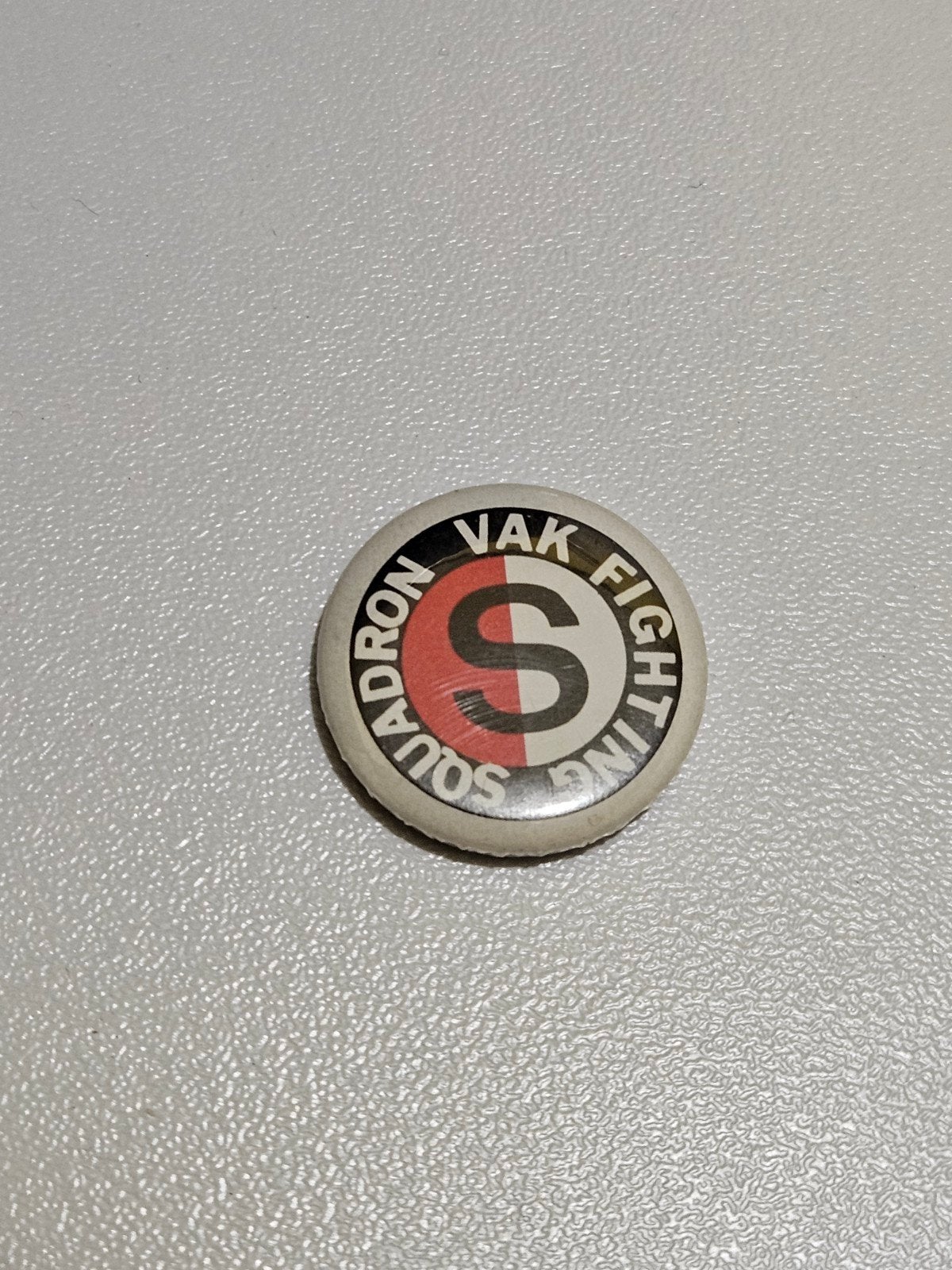 Jaren 80 vak S button, Verzamelen, Ophalen of Verzenden, Zo goed als nieuw, Sport, Button