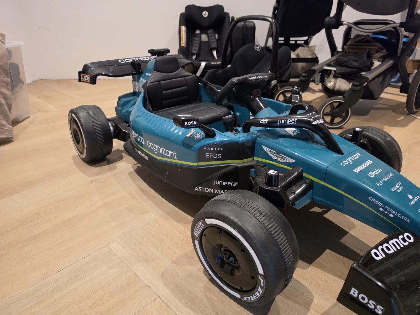 Elektrische Kinderauto Aston Martin F1 Formule 1, Ophalen, Zo goed als nieuw, Afstandsbediening