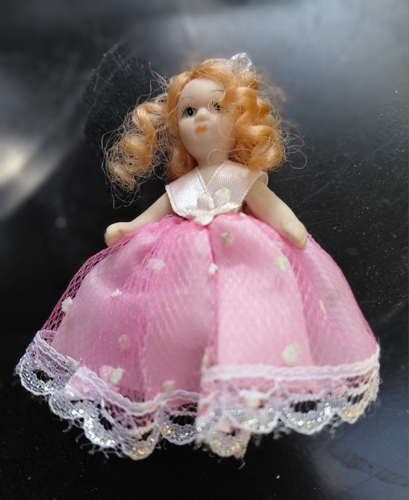 Vintage popje porselein poppenhuis, Verzamelen, Poppenhuizen en Toebehoren, Ophalen of Verzenden, Zo goed als nieuw, Popje