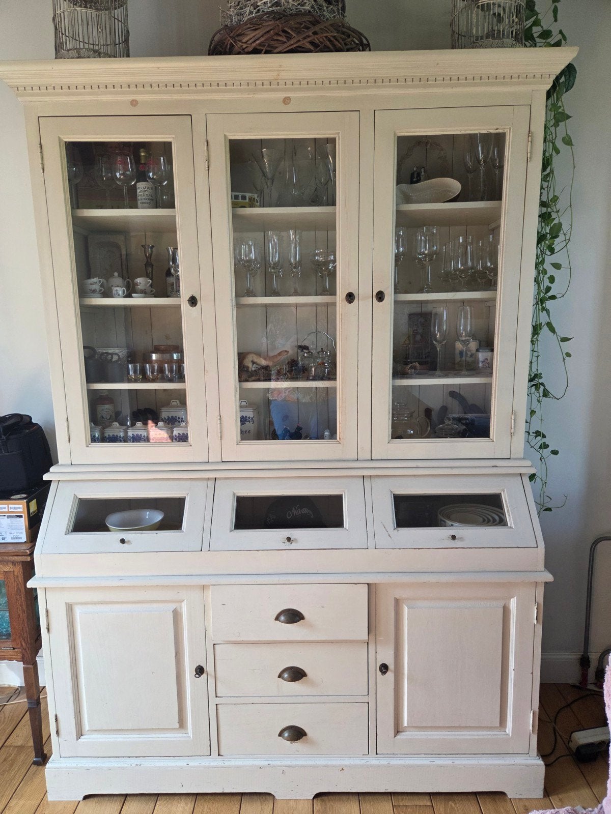 Crèmekleurige landelijke buffetkast met vitrine en lades, Huis en Inrichting, Ophalen, Gebruikt, 100 tot 150 cm, 200 cm of meer